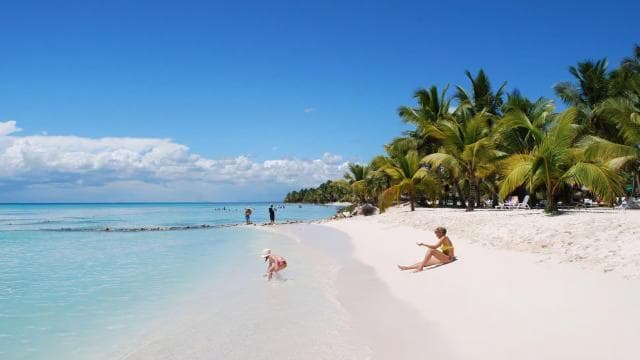 Bayahibe: Saona Island Catamaran Cruise with Natural Pool — Guided tour and outdoor activity
