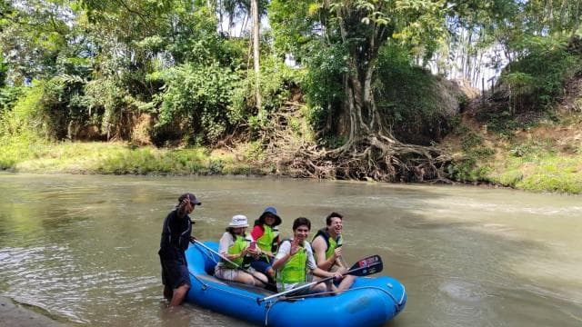 La Fortuna: Rio Penas Blancas Safari Float Tour — Guided tour and outdoor activity