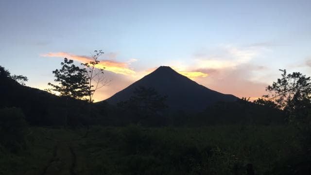 La Fortuna: Arenal Volcano Hike — Guided tour and outdoor activity