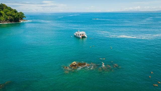 Manuel Antonio: Catamaran Cruise with a Meal — Guided tour and outdoor activity