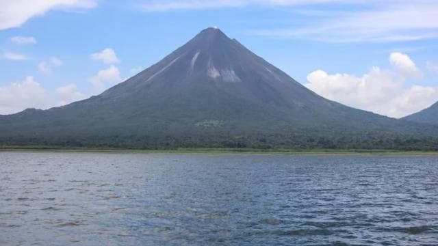 La Fortuna de San Carlos: Arenal Lake Boat Tour — Guided tour and outdoor activity