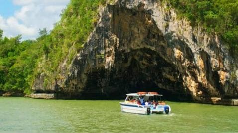 Los Haitises: Kayaking, Hiking, and Caving Tour with Lunch — Guided tour and outdoor activity