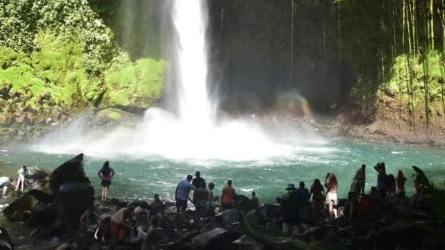 Costa Rica: Tour La Fortuna Waterfall and Volcano Hike — Guided tour and outdoor activity
