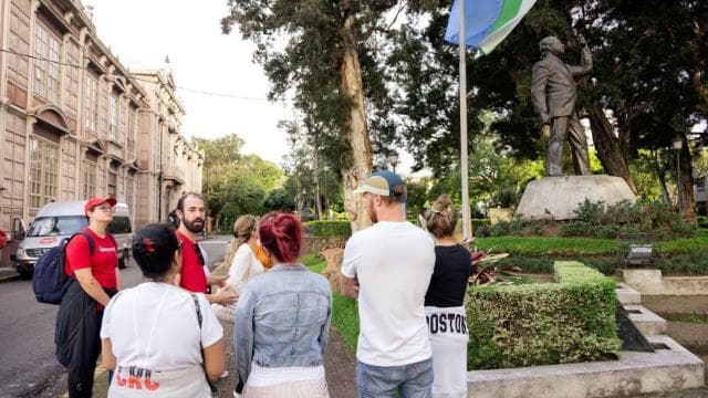 San Jose: Market Delights and City Sights with a Local — Guided tour and outdoor activity