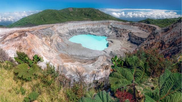 From San José: Poas Volcano, Café Doka and La Paz Waterfalls — Guided tour and outdoor activity