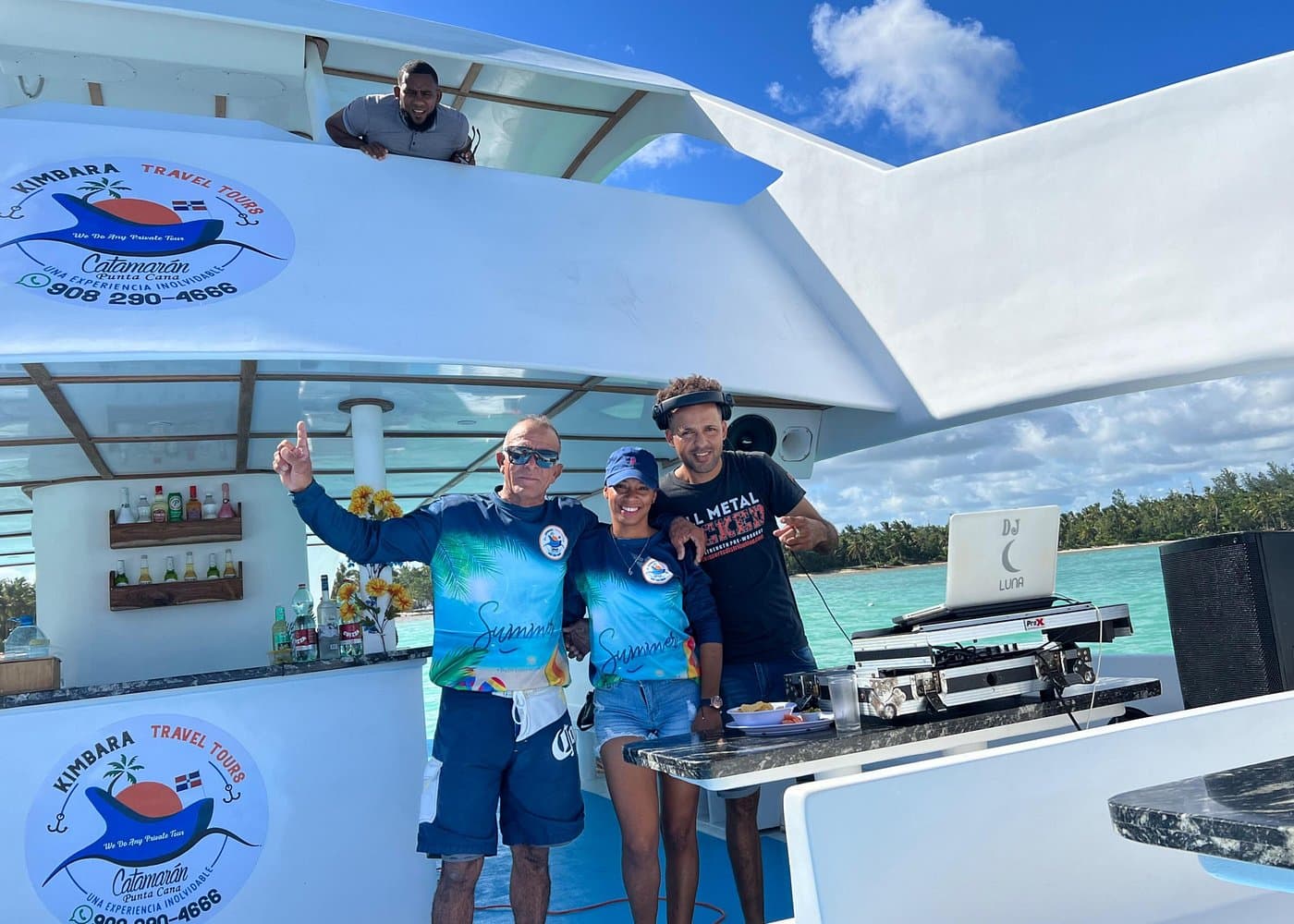 Private Party boat, snorkeling, sand bar, music, drinks — Guided tour and outdoor activity
