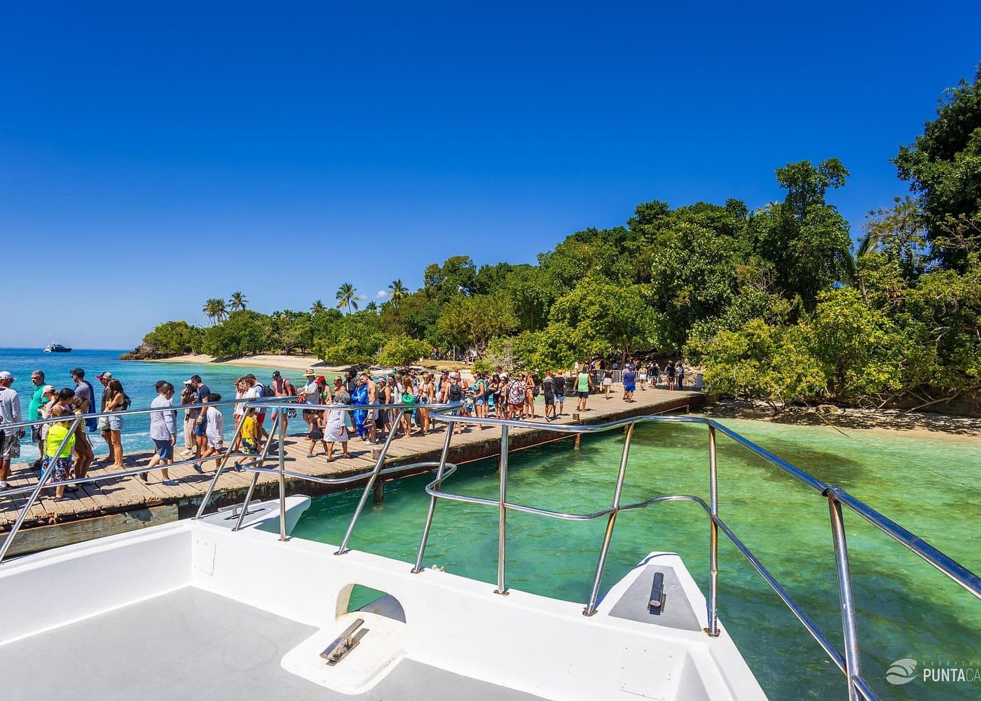 Samana: Bacardi Island and El Limon Waterfall — Guided tour and outdoor activity