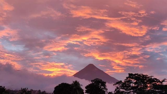 Cooking with a Costa Rican family — Guided tour and outdoor activity