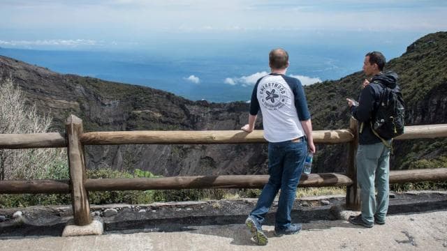 From San Jose: Secrets of Guayabo & Irazú Volcano — Guided tour and outdoor activity