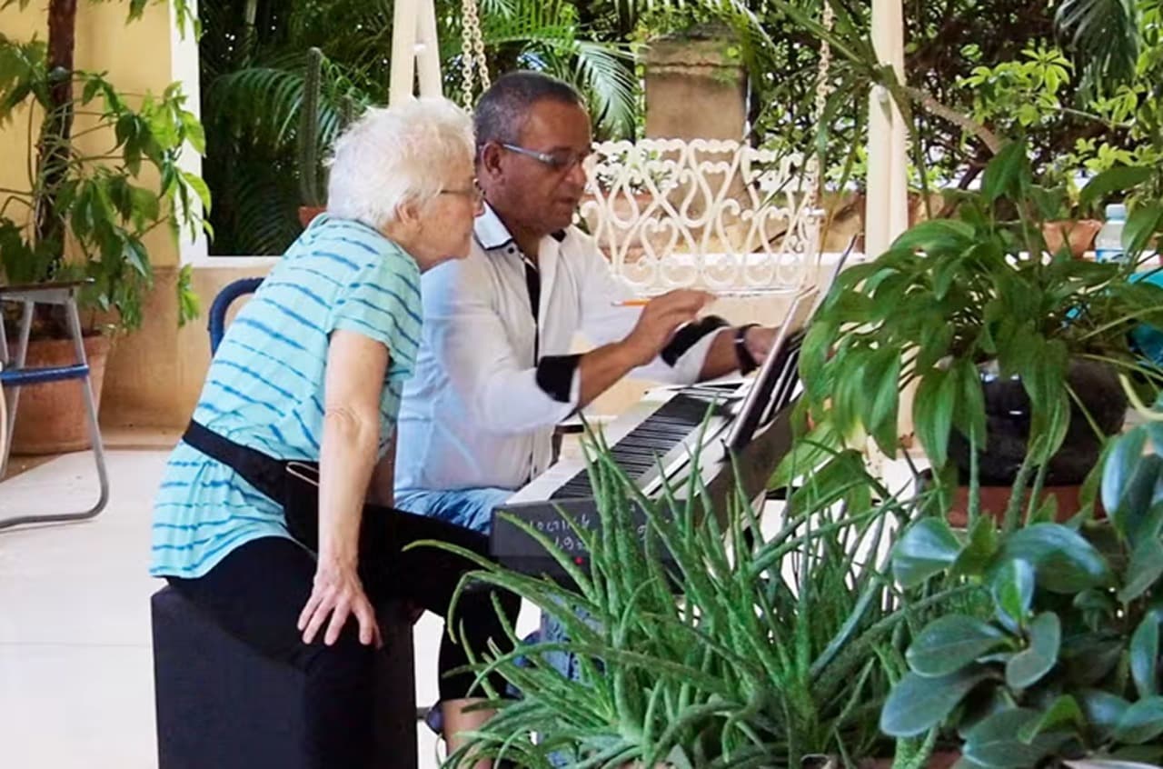 Cuban Music Class in Havana — Guided tour and outdoor activity