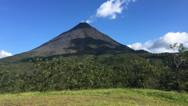 La Fortuna: Arenal Volcano Hike — Guided tour and outdoor activity