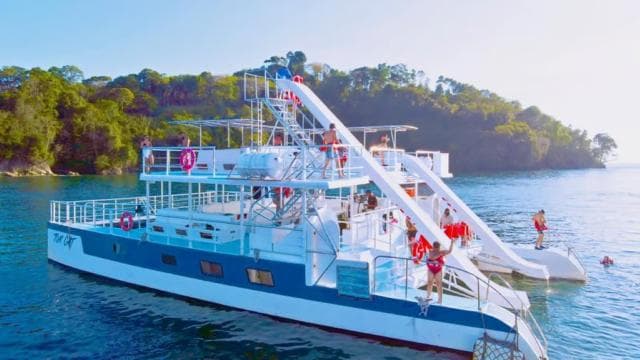 Manuel Antonio: Catamaran Cruise to Biesanz Bay with Lunch — Guided tour and outdoor activity