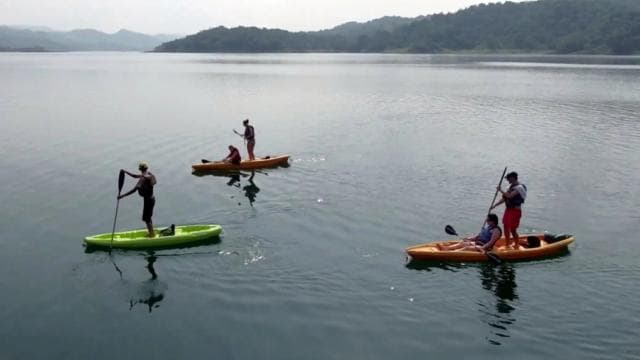 La Fortuna: Lake Arenal Guided Kayaking Trip with Fruit — Guided tour and outdoor activity