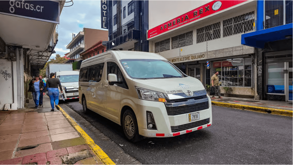 San Jose Airport: Shared Shuttle from/to La Fortuna — Guided tour and outdoor activity