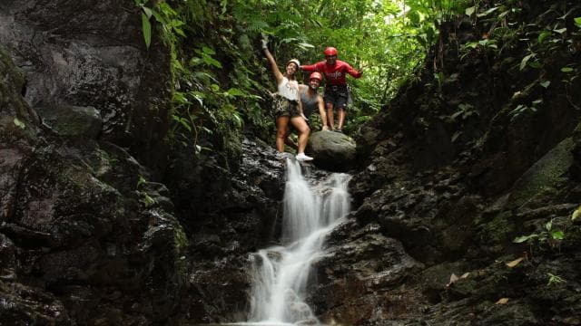 阿雷纳尔火山:瀑布跳跃和极限溪降 — Guided tour and outdoor activity