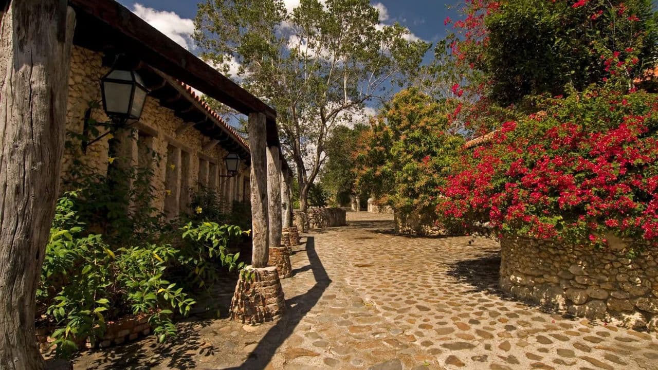 Las Maravillas Cave & Altos de Chavon — Guided tour and outdoor activity