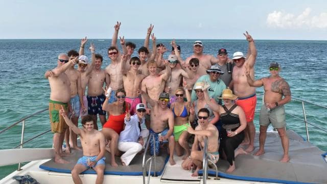 Enjoy 3 hours in the VIP Yacht Party Cruise with Open Bar — Guided tour and outdoor activity