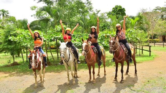 Jaco Beach: Horseback Riding with Natural Pool Stop — Guided tour and outdoor activity