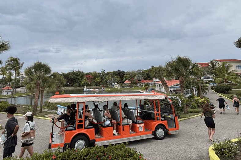 Havana Sightseeing Tram Tour — Guided tour and outdoor activity