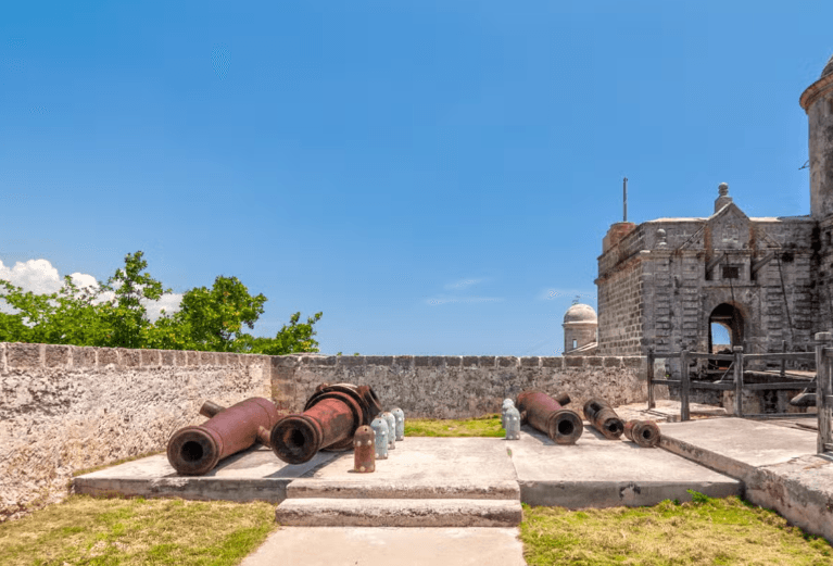 Výlet lodí v zálivu Cienfuegos + hrad Jagua — Guided tour and outdoor activity