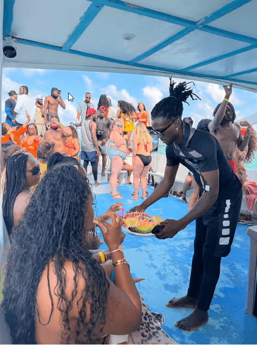 Punta Cana: Party Boat with Snorkeling, Open Bar And Hip Hop — Guided tour and outdoor activity