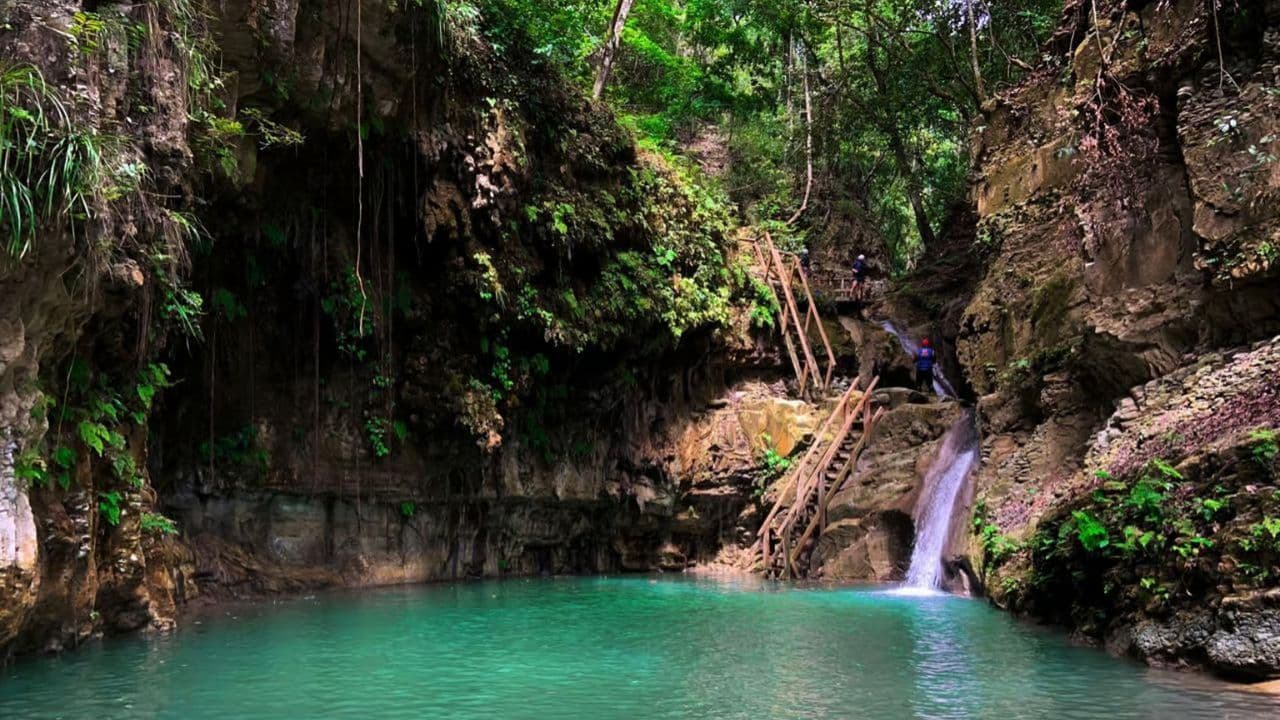 Amber Cove-Taino Bay 7 Damajaguas Water Falls + místní jídlo. — Guided tour and outdoor activity