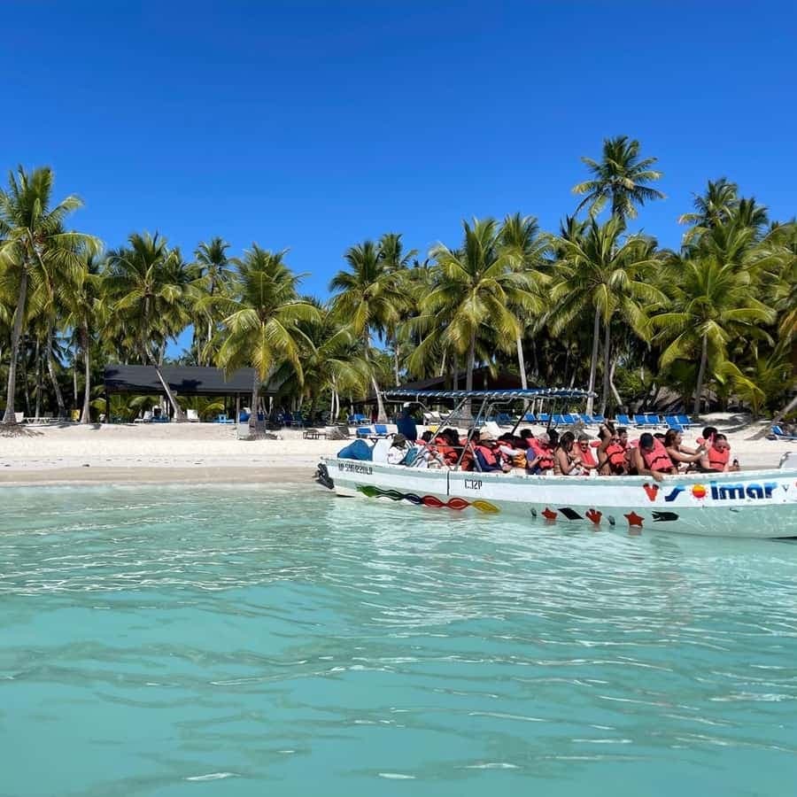 Saona Island Full-Day Cruise, Natural Pool and Lunch — Guided tour and outdoor activity