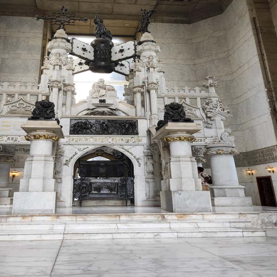 Santo Domingo: City Tour with Los Tres Ojos and Lighthouse — Guided tour and outdoor activity
