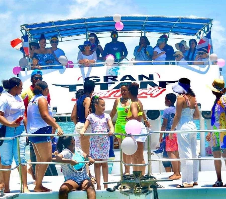 Party Boat / Fiesta En Catamarán En Punta Cana / Free Drinks — Guided tour and outdoor activity