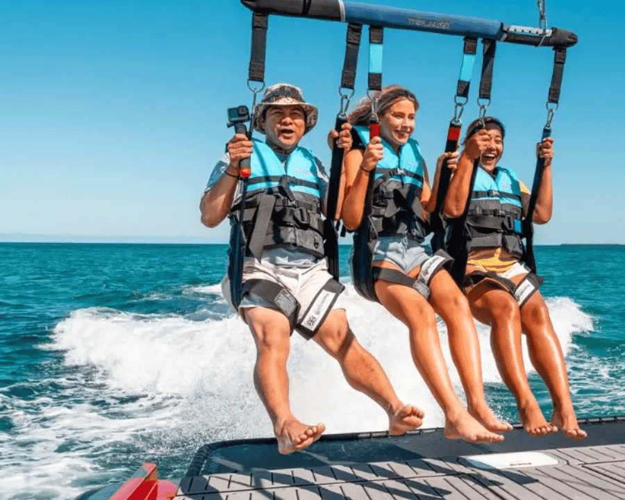 Aventura în înălțimi: experiența de parasailing — Guided tour and outdoor activity