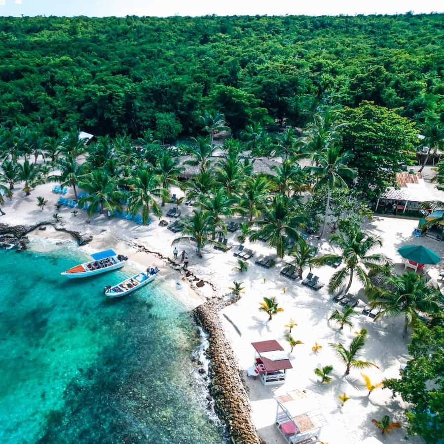 Isla Saona Speedboat Tour - Lunch, Wildlife & Natural Pools — Guided tour and outdoor activity