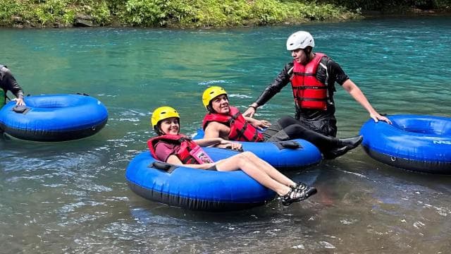 Hadičky na Rio Celeste: zábava, přírodní bazény a čerstvé ovoce — Guided tour and outdoor activity