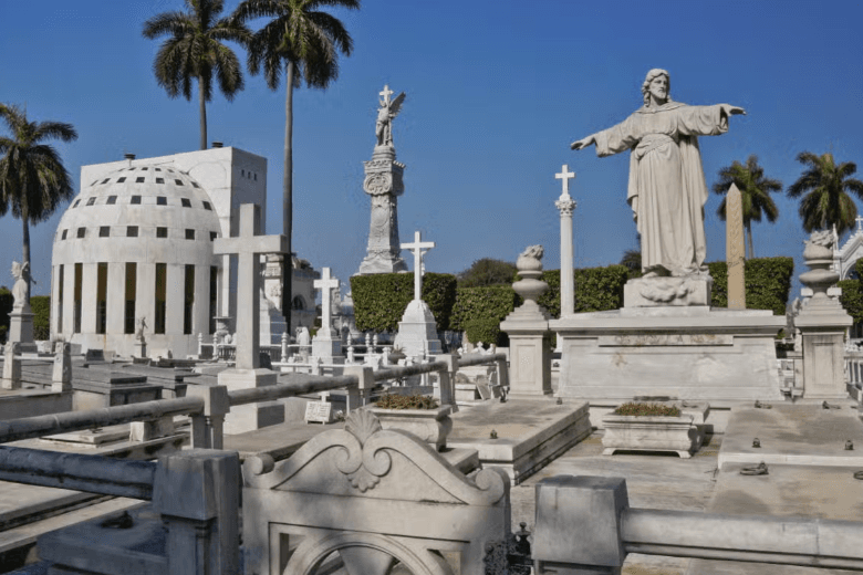 Havana Colón Cemetery Free Tour — Guided tour and outdoor activity