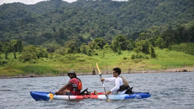 Enjoy the best Volcano view at our Kayak tour on Lake Arenal — Guided tour and outdoor activity