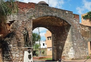 Private:Santo Domingo: Street Tour with Local Guide — Guided tour and outdoor activity