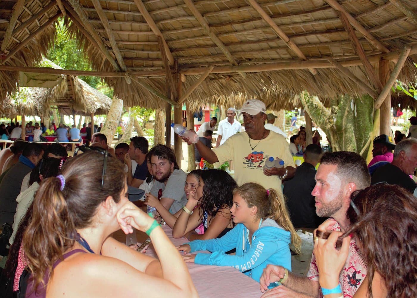 Parque Nacional Los Haitises e isla de Cayo Levantado con guías locales — Guided tour and outdoor activity